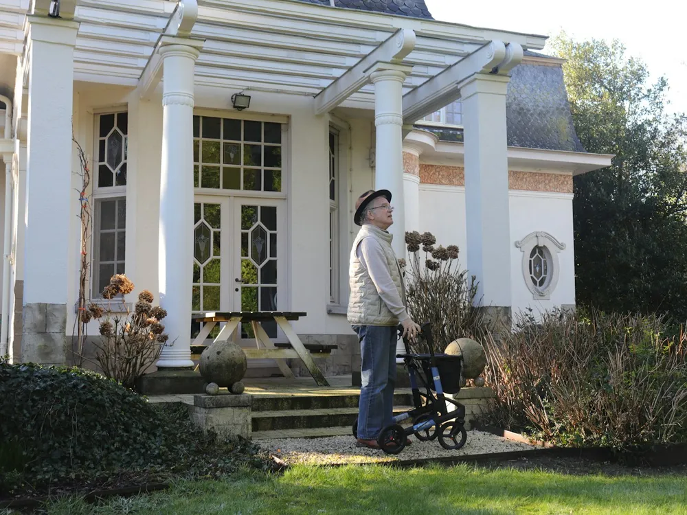 Entrée d'une maison de retraite avec jardin