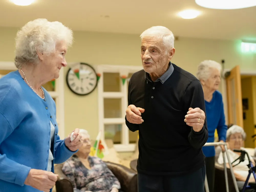 Résidente souriante dans le salon d'un établissement